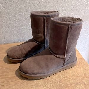 UGG Classic Short ll Size 8